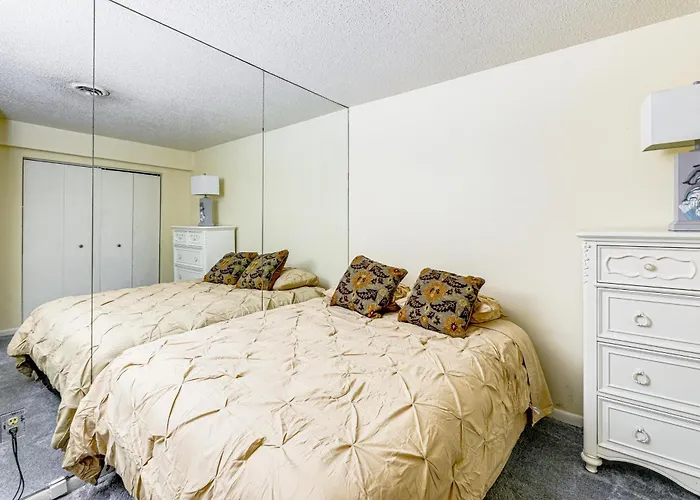 Walk To Ocean Beach! Cozy Couples Retreat Holiday home *